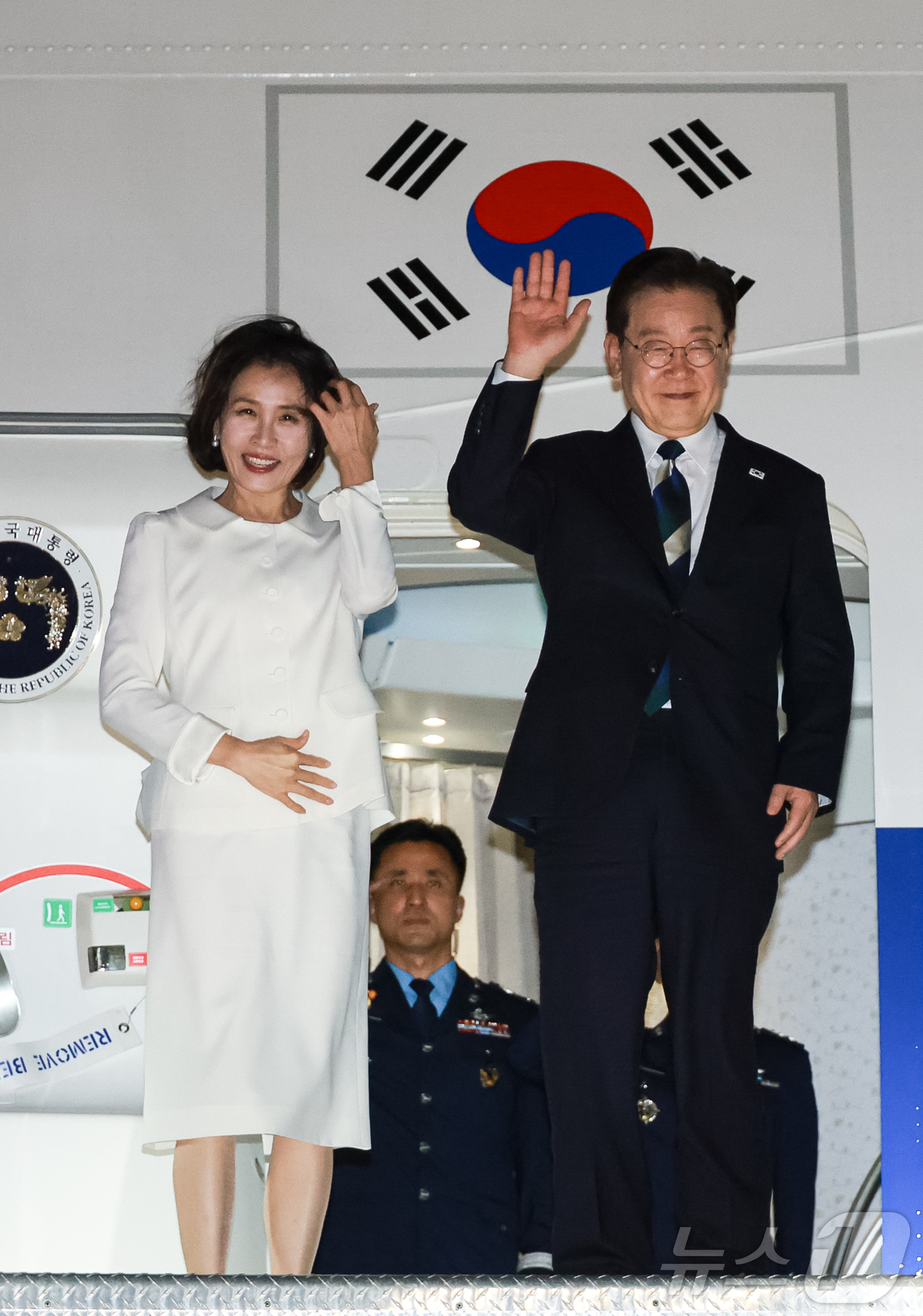 (샌프란시스코(미국)=뉴스1) 허경 기자 = AI 서밋 일정을 마친 이재명 대통령과 김혜경 여사가 25일(현지시간) 미국 샌프란시스코 국제공항에서 공군 1호기에 올라 인사하고 있다 …