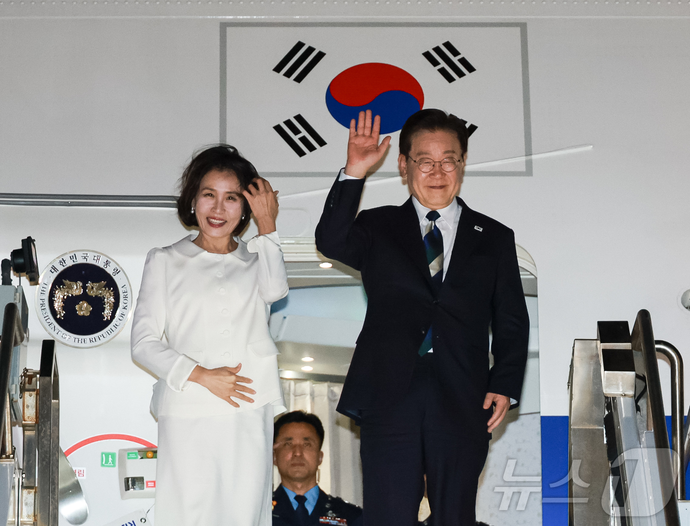 (샌프란시스코(미국)=뉴스1) 허경 기자 = AI 서밋 일정을 마친 이재명 대통령과 김혜경 여사가 25일(현지시간) 미국 샌프란시스코 국제공항에서 공군 1호기에 올라 인사하고 있다 …