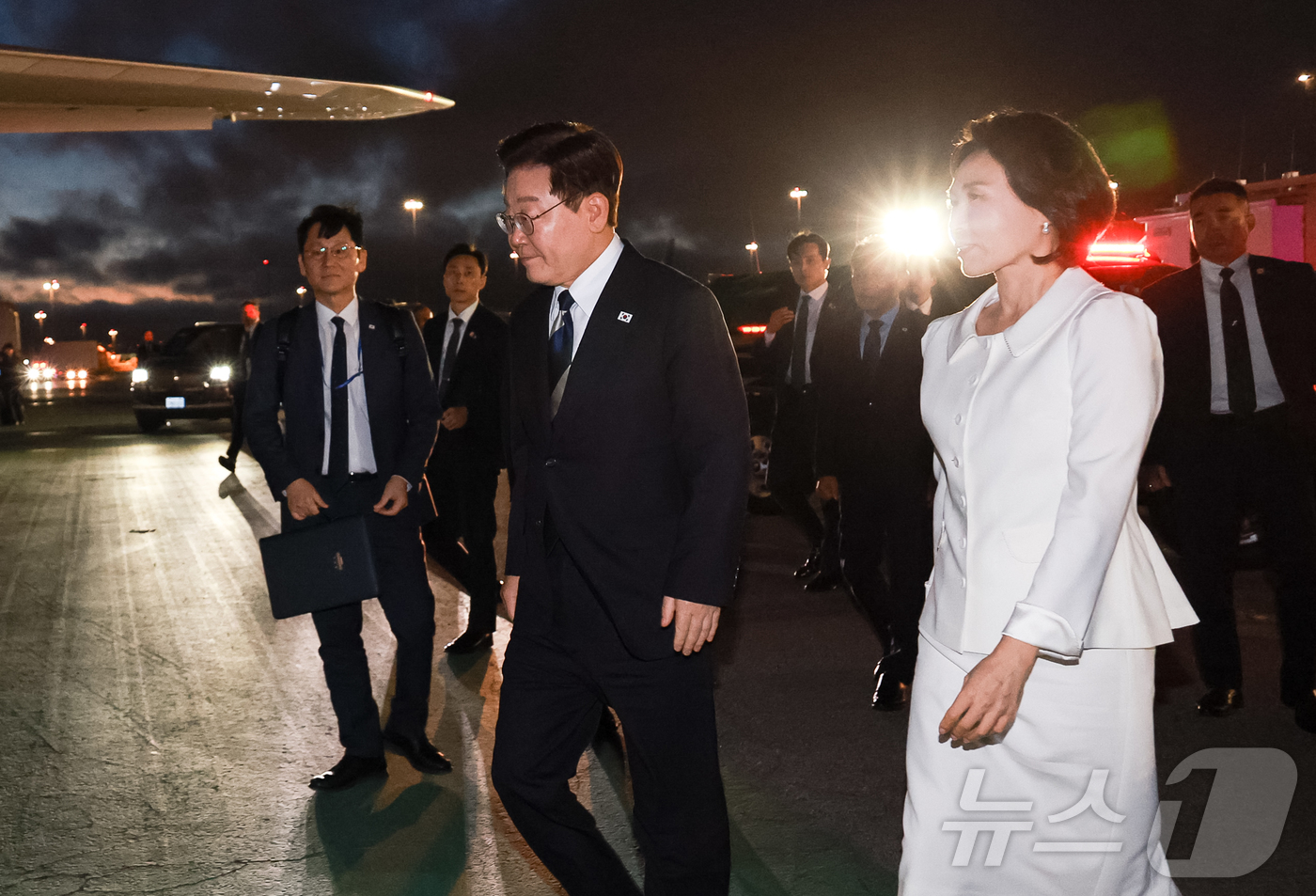 (샌프란시스코(미국)=뉴스1) 허경 기자 = AI 서밋 일정을 마친 이재명 대통령과 김혜경 여사가 25일(현지시간) 미국 샌프란시스코 국제공항에서 공군 1호기로 향하고 있다. 20 …