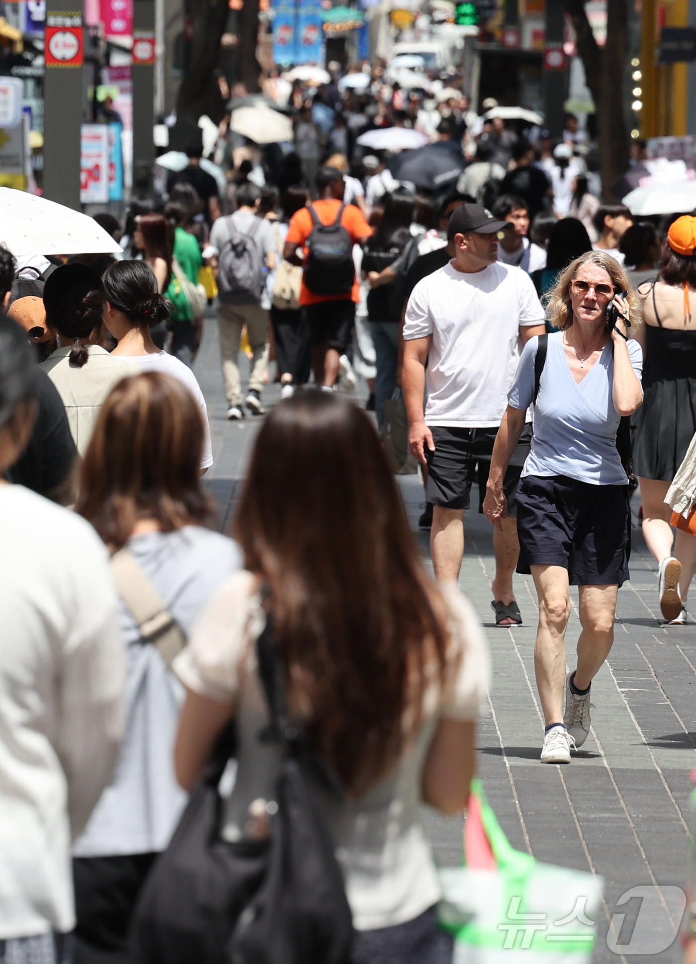 (서울=뉴스1) 이종수 기자 = 26일 서울 중구 명동거리에서 외국인 관광객들이 이동하고 있다. 산업통상자원부에 따르면 지난 5월 국내 백화점 매출에서 해외 유명 브랜드가 차지하는 …
