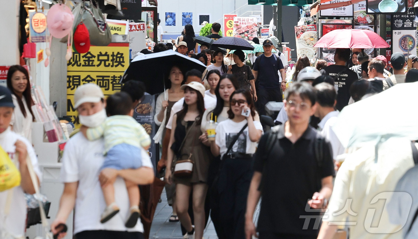 (서울=뉴스1) 이종수 기자 = 26일 서울 중구 명동거리에서 외국인 관광객들이 이동하고 있다. 산업통상자원부에 따르면 지난 5월 국내 백화점 매출에서 해외 유명 브랜드가 차지하는 …
