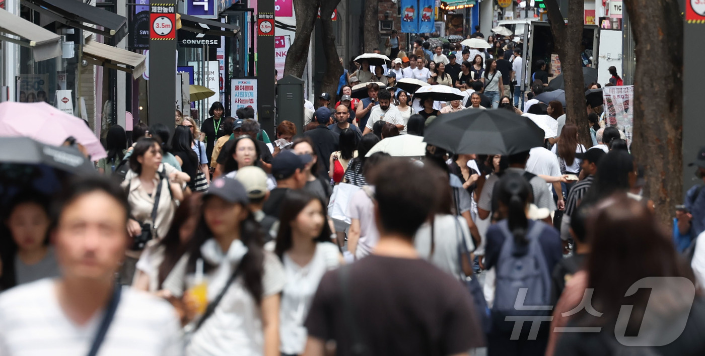 (서울=뉴스1) 이종수 기자 = 26일 서울 중구 명동거리에서 외국인 관광객들이 이동하고 있다. 산업통상자원부에 따르면 지난 5월 국내 백화점 매출에서 해외 유명 브랜드가 차지하는 …
