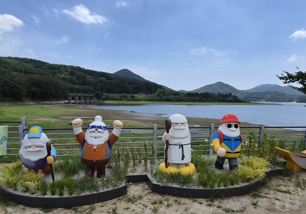 바닥 드러낸 부산 금정구 '회동수원지'…상류 하천도 '쩍쩍' 갈라져