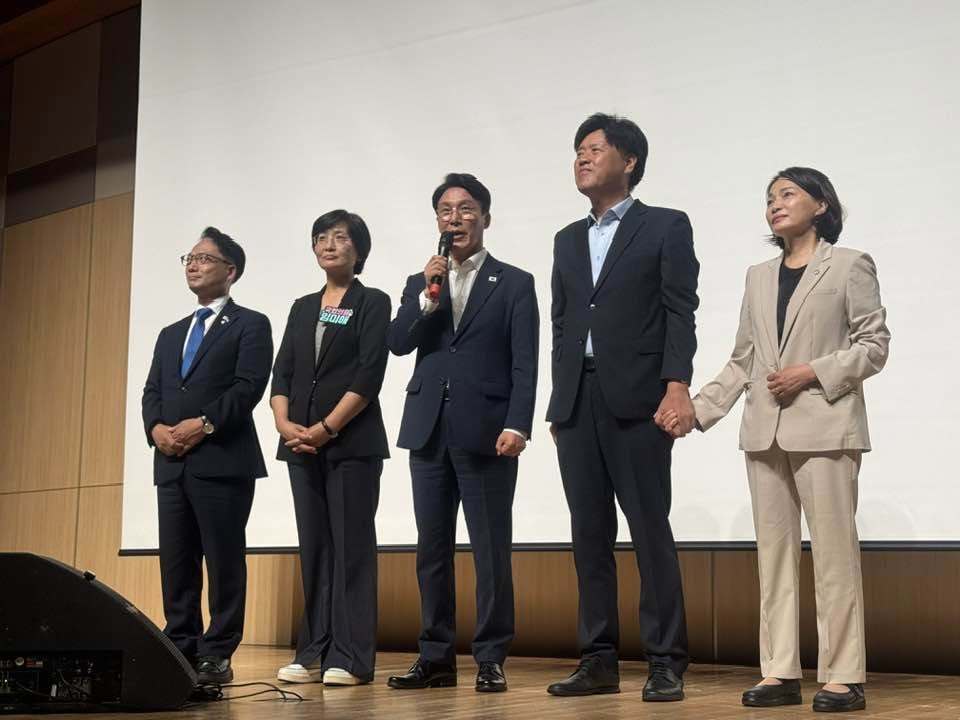 본문 이미지 - 김민석 민주당 대표 후보가 26일 광주과학기술원에서 열린 정책간담회에 '친명계' 최고위원 후보들과 찾은 모습. 왼쪽부터 박선원·임미애·김민석·김용·서미화 후보.(정진욱 의원 페이스북)