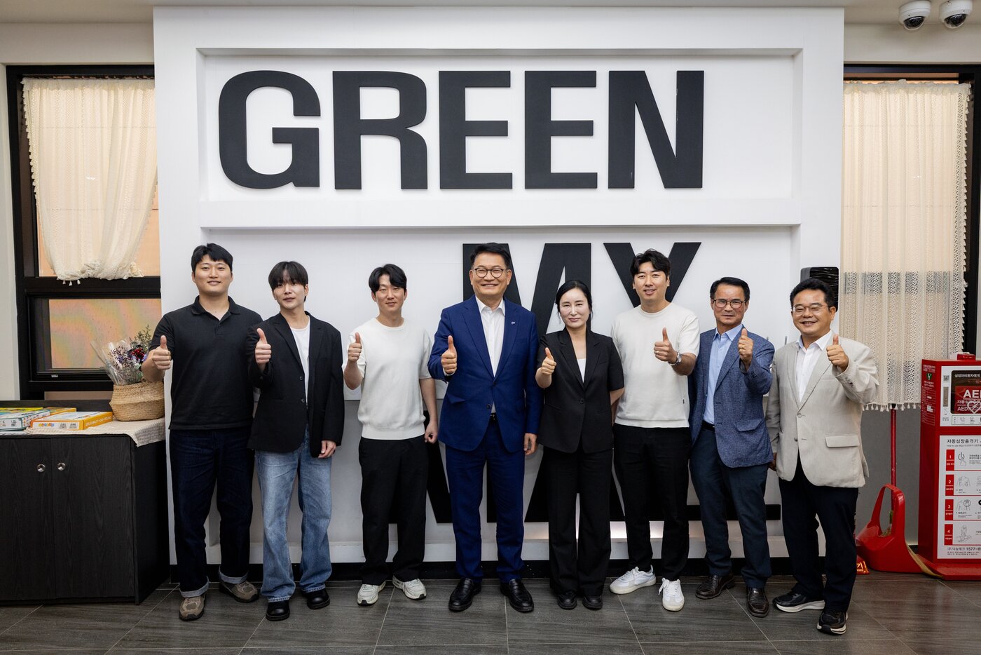 본문 이미지 - 26일 송영길 민주당 대표 후보가 전북특별자치도 진안군 고원시장 청년몰에서 2030 청년들과 오찬을 하고 있다.(송 후보 측 제공)