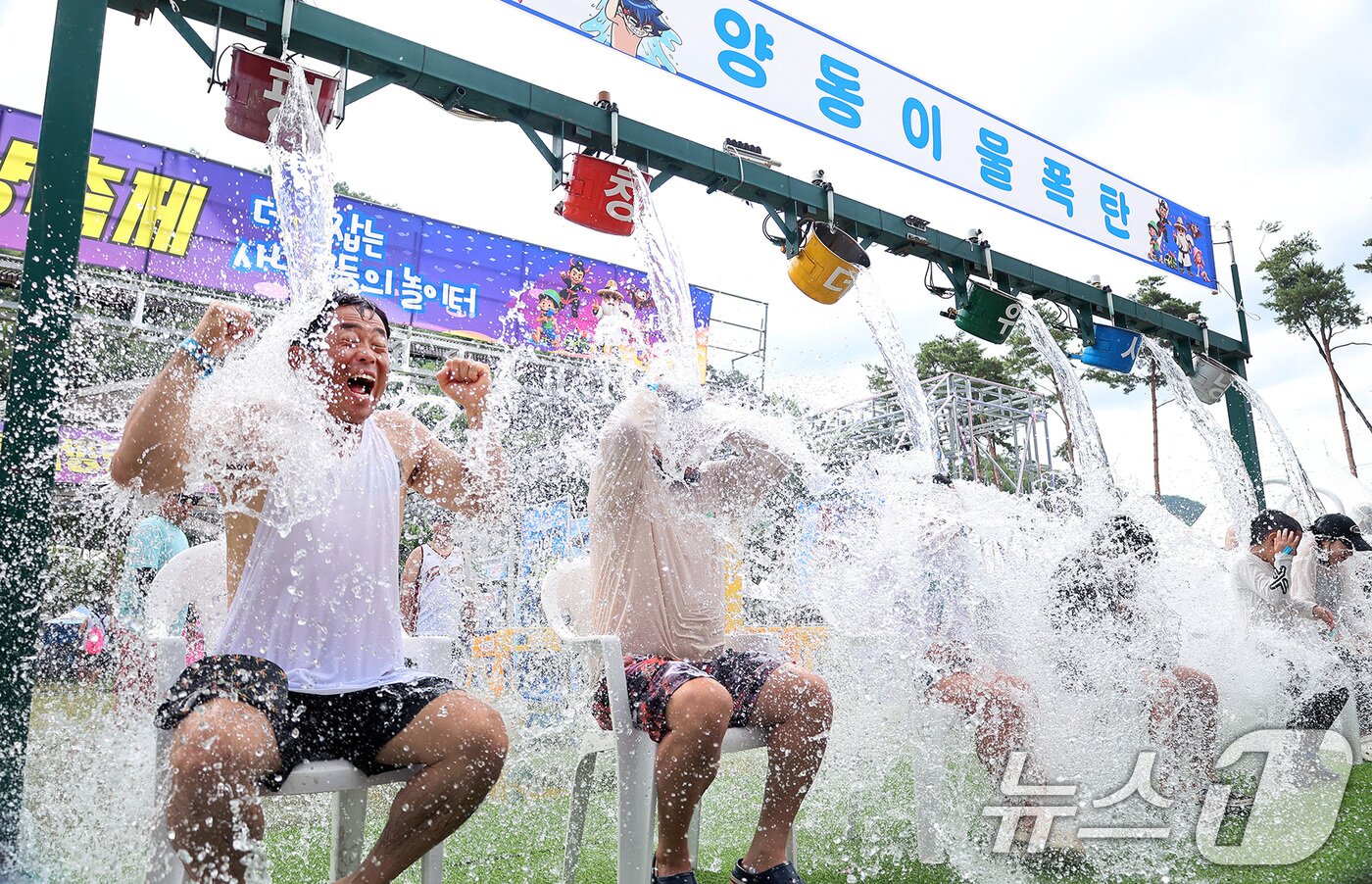 본문 이미지 - 본격적인 휴가철이 시작된 지난 25일 강원 평창군 땀띠공원에서 열린 2026 평창더위사냥축제를 피서객들이 물놀이를 하며 더위를 식히고 있다. (평창군 제공. 재판매 및 DB 금지) 2026.7.26 ⓒ 뉴스1 신웅수 기자