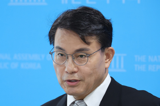 현안 답변하는 윤상현 의원