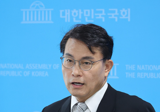 취재진 질의 답변하는 윤상현 의원
