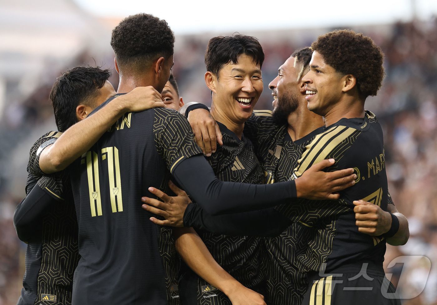 (AFP=뉴스1) 송원영 기자 = LAFC 손흥민(34)이 미국프로축구 메이저리그사커(MLS)에서 3경기 연속 득점포를 터트렸다.손흥민은 26일(한국시간) LA BMO 스타디움에서 …