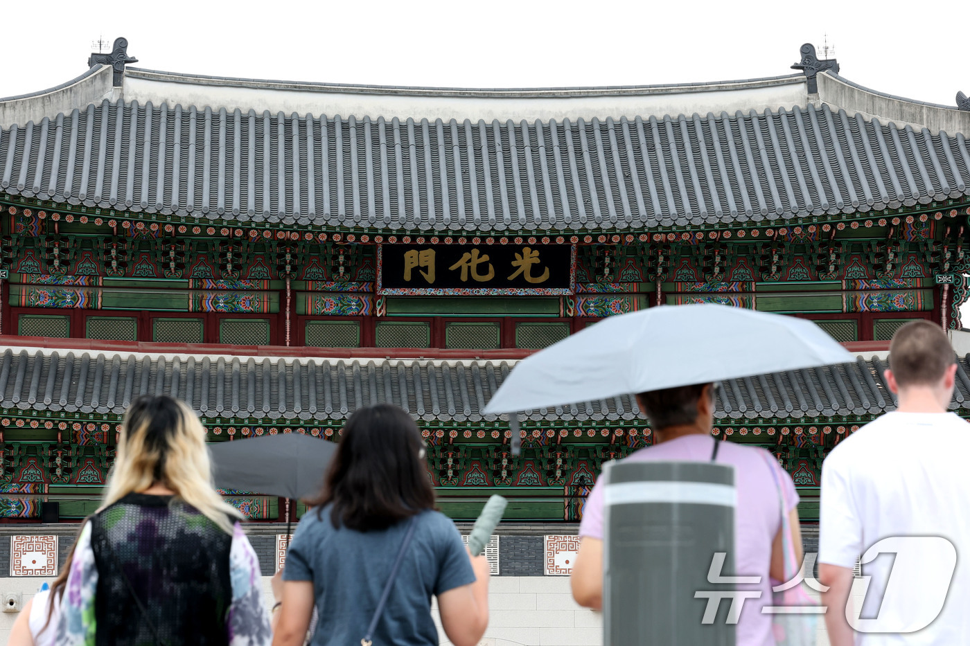 (서울=뉴스1) 이광호 기자 = 26일 서울 종로구 경복궁의 정문인 광화문 앞을 시민들과 관광객들이 지나가고 있다.이날 문화체육관광부와 행정안전부는 '광화문 현판, 한글 병기해야 …