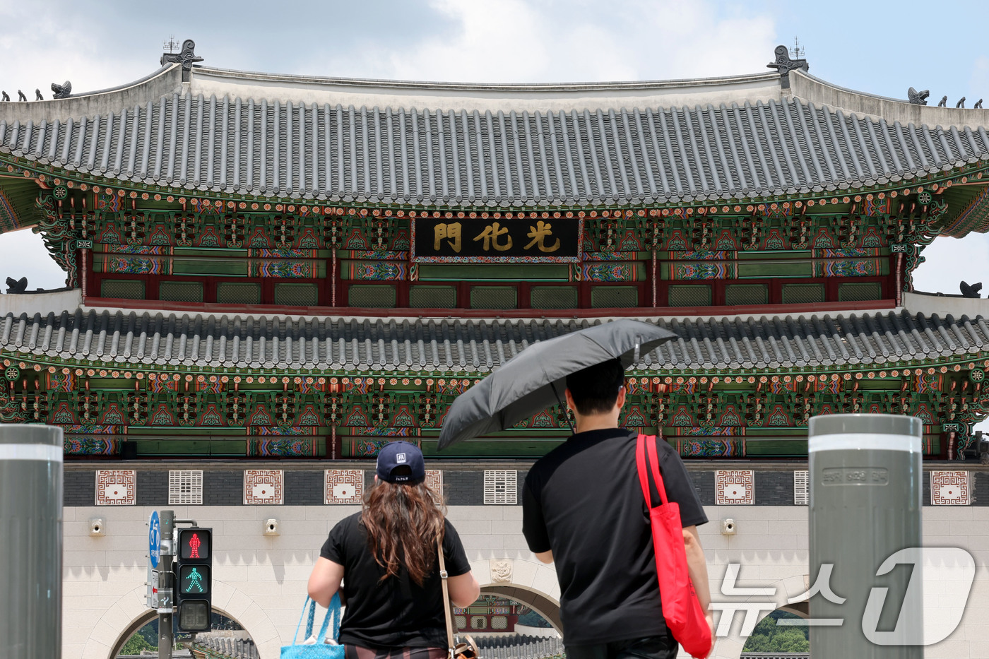 (서울=뉴스1) 이광호 기자 = 26일 서울 종로구 경복궁의 정문인 광화문 앞을 시민들과 관광객들이 지나가고 있다.이날 문화체육관광부와 행정안전부는 '광화문 현판, 한글 병기해야 …