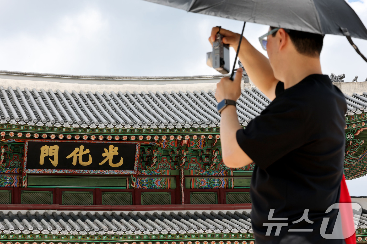 (서울=뉴스1) 이광호 기자 = 26일 서울 종로구 경복궁의 정문인 광화문 앞에서 관광객이 기념촬영을 하고 있다.이날 문화체육관광부와 행정안전부는 '광화문 현판, 한글 병기해야 …