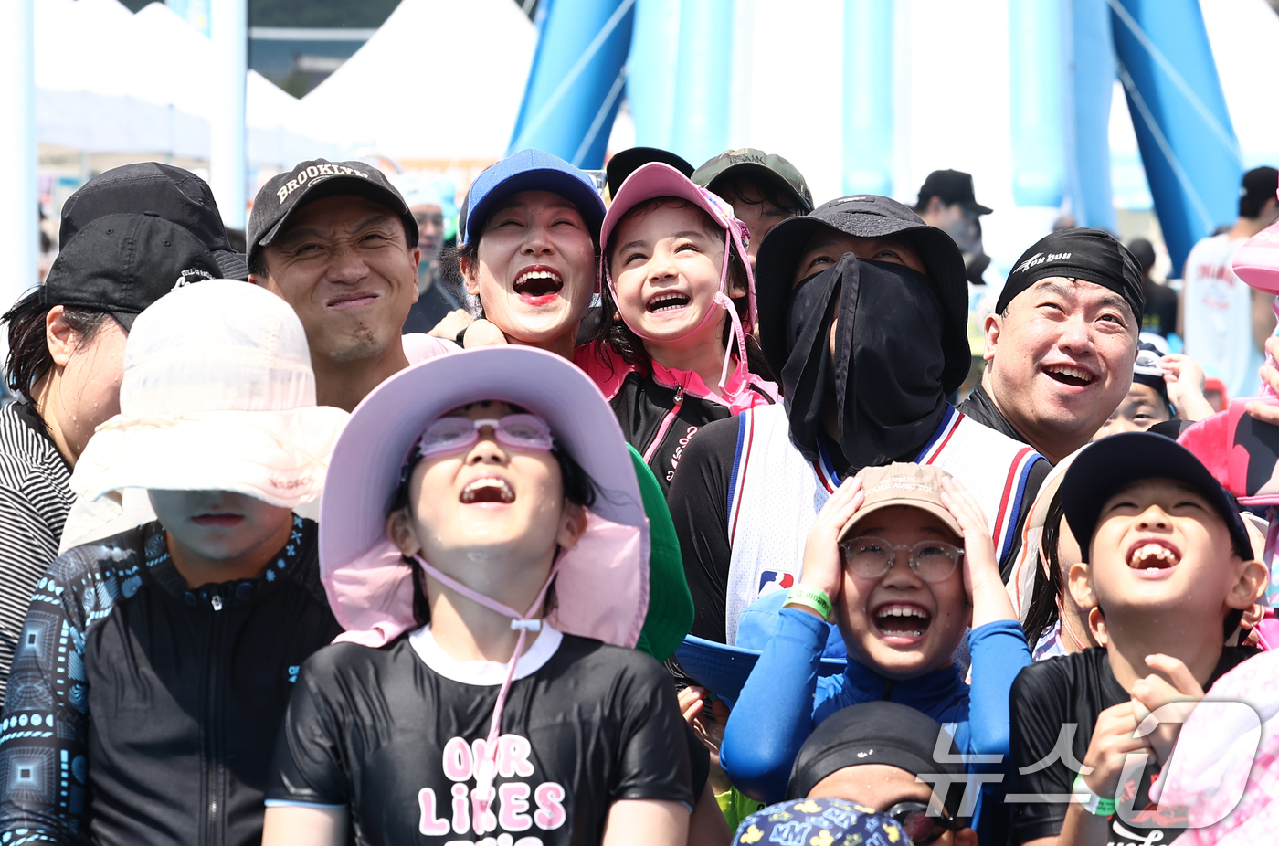 (서울=뉴스1) 김민지 기자 = 무더운 날씨를 보인 26일 오후 서울 종로구 광화문광장에 마련된 2026 서울썸머비치 수영장에서 시민들이 물놀이를 하며 즐거운 시간을 보내고 있다. …