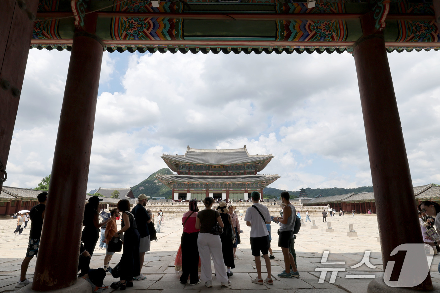 (서울=뉴스1) 이광호 기자 = 여름 장마가 잦아들면서 본격적인 무더위가 시작된 26일 서울 종로구 경복궁이 외국인 관광객들로 붐비고 있다.  2026.7.26/뉴스1