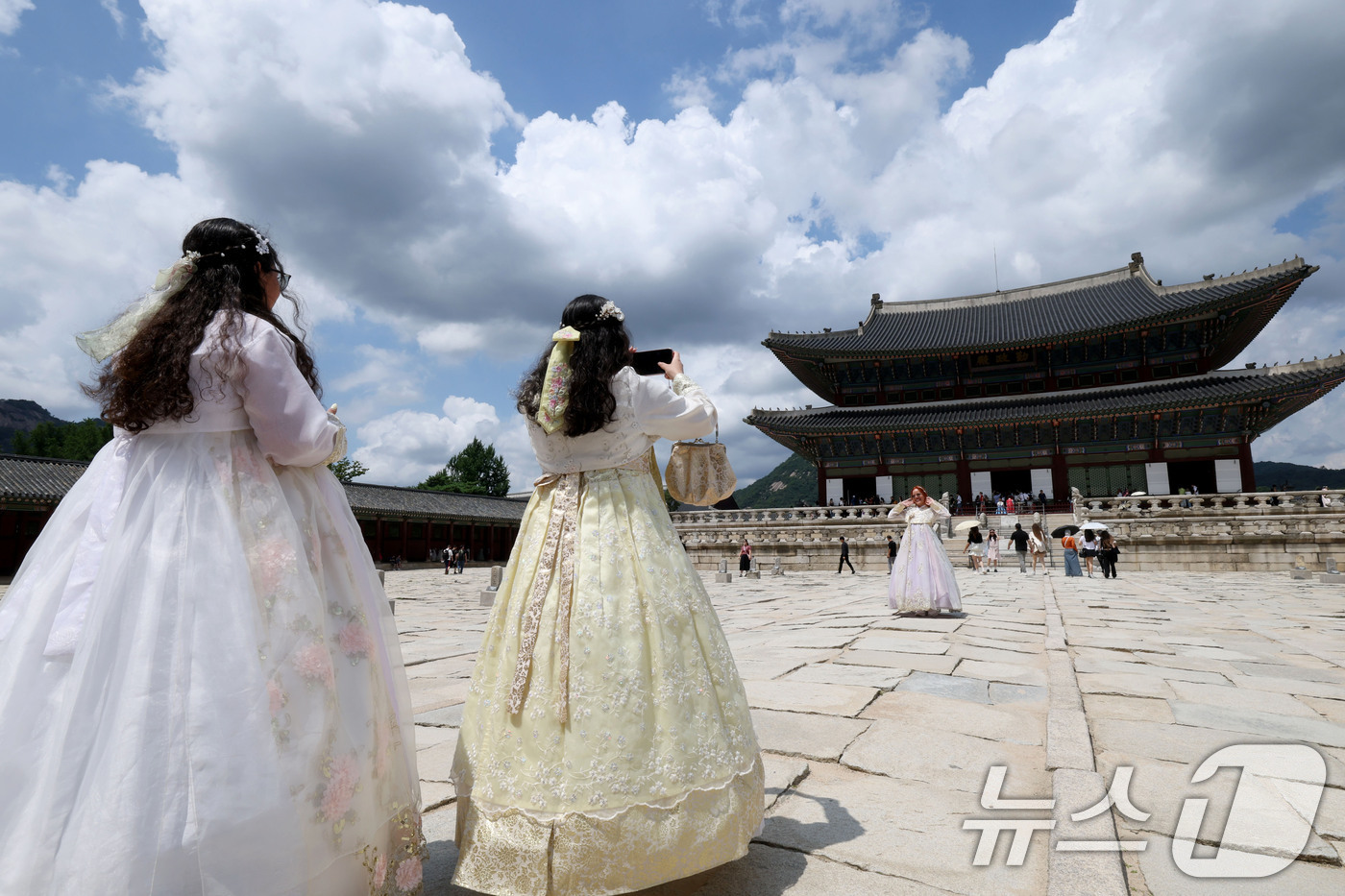 (서울=뉴스1) 이광호 기자 = 여름 장마가 잦아들면서 본격적인 무더위가 시작된 26일 서울 종로구 경복궁을 찾은 외국인 관광객들이 기념촬영을 하고 있다.  2026.7.26/뉴스 …