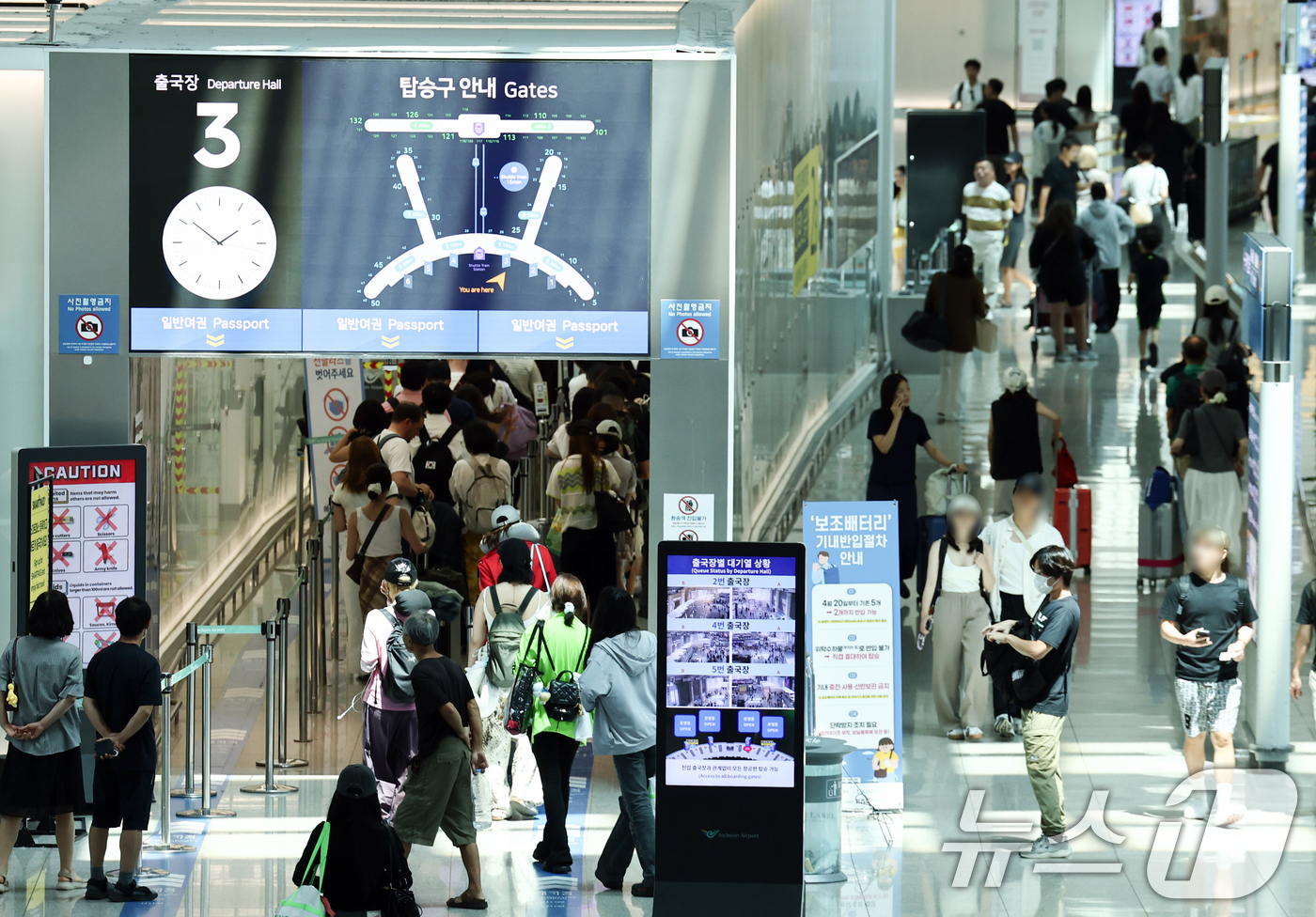 (인천=뉴스1) 최지환 기자 = 본격적인 여름 휴가철을 맞은 26일 인천 인천국제공항 1터미널이 여행객으로 북적이고 있다. 2026.7.26/뉴스1