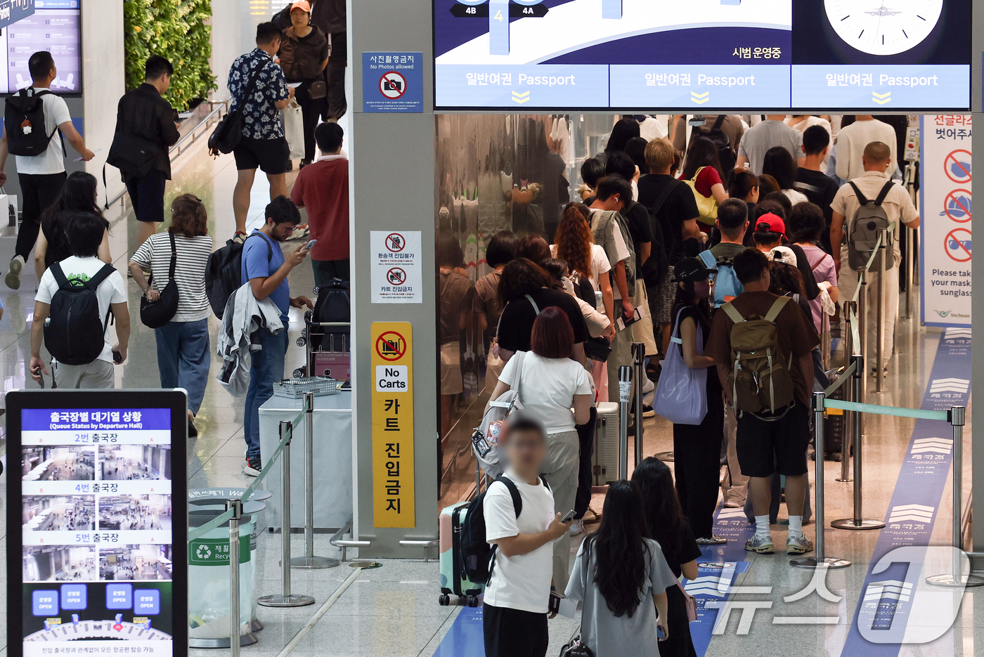 (인천=뉴스1) 최지환 기자 = 본격적인 여름 휴가철을 맞은 26일 인천 인천국제공항 출국장이 여행객으로 북적이고 있다. 2026.7.26/뉴스1