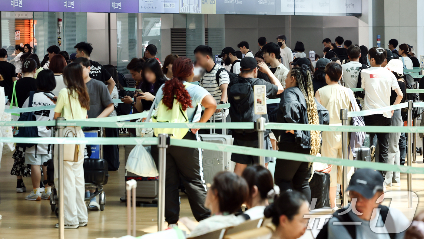 (인천=뉴스1) 최지환 기자 = 본격적인 여름 휴가철을 맞은 26일 인천 인천국제공항 1터미널이 여행객으로 북적이고 있다. 2026.7.26/뉴스1