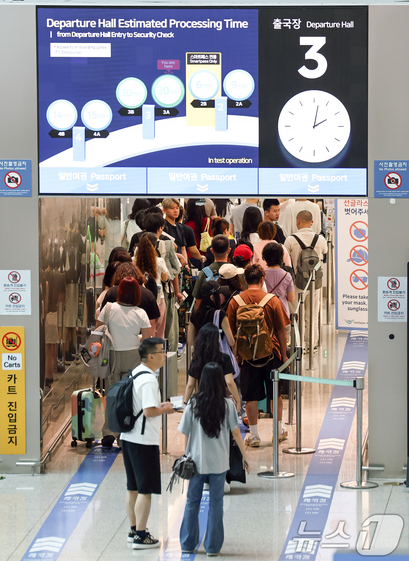 (인천=뉴스1) 최지환 기자 = 본격적인 여름 휴가철을 맞은 26일 인천 인천국제공항 출국장이 여행객으로 북적이고 있다. 2026.7.26/뉴스1