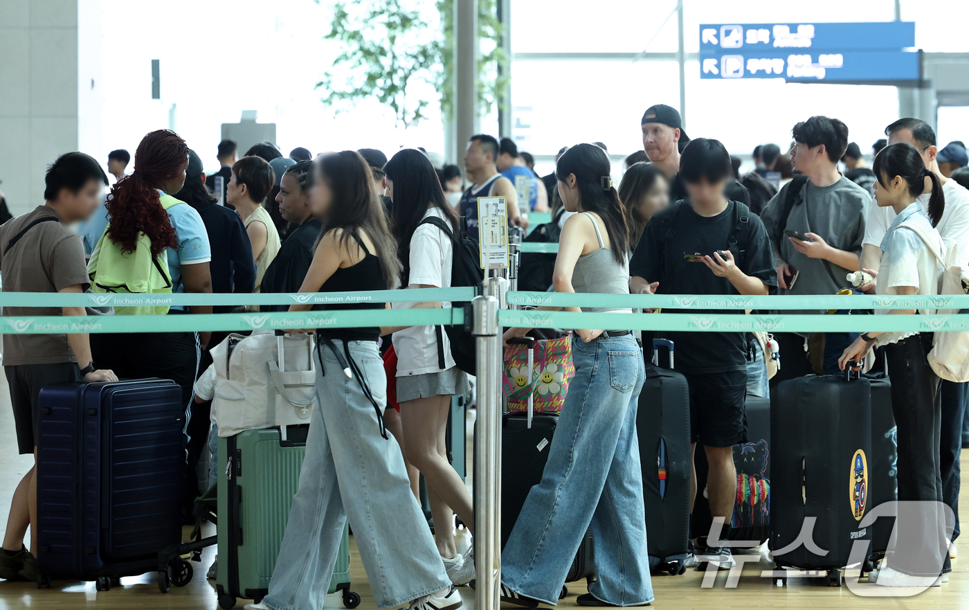 (인천=뉴스1) 최지환 기자 = 본격적인 여름 휴가철을 맞은 26일 인천 인천국제공항 1터미널이 여행객으로 북적이고 있다. 2026.7.26/뉴스1