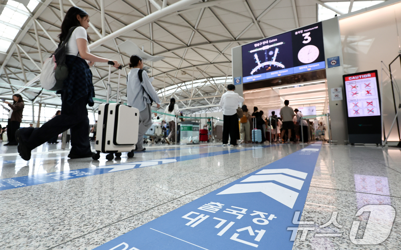 (인천=뉴스1) 최지환 기자 = 본격적인 여름 휴가철을 맞은 26일 인천 인천국제공항 1터미널 출국장이 여행객으로 북적이고 있다. 2026.7.26/뉴스1