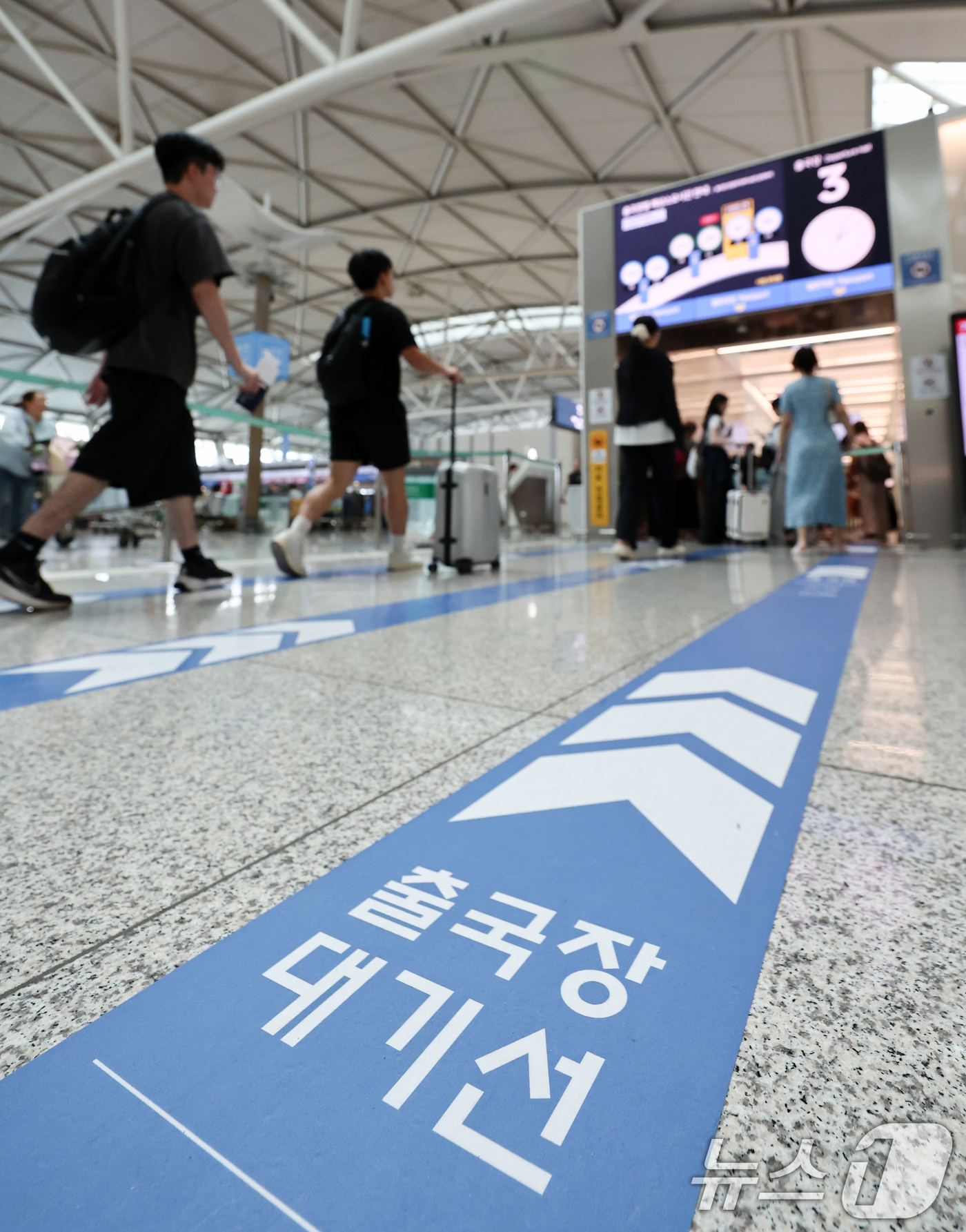 (인천=뉴스1) 최지환 기자 = 본격적인 여름 휴가철을 맞은 26일 인천 인천국제공항 1터미널 출국장이 여행객으로 북적이고 있다. 2026.7.26/뉴스1