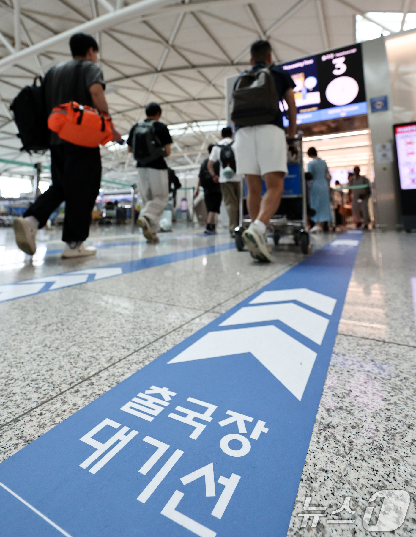 (인천=뉴스1) 최지환 기자 = 본격적인 여름 휴가철을 맞은 26일 인천 인천국제공항 1터미널 출국장이 여행객으로 북적이고 있다. 2026.7.26/뉴스1