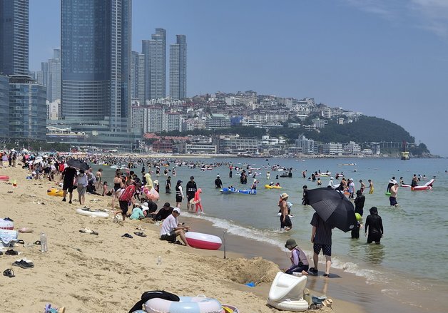 '경주 39도' 가마솥더위…전국 피서지 '북적'·도심 '한산'(종합)
