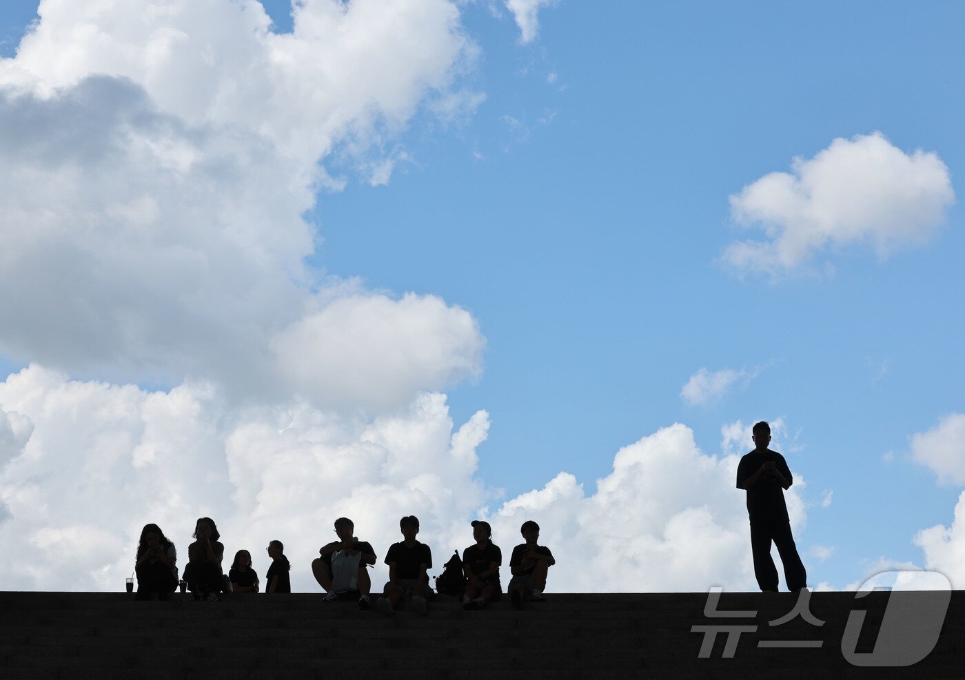 본문 이미지 - 26일 서울 용산구 국립중앙박물관에서 바라본 서울 하늘이 수일간 이어진 장마가 그친 뒤 파랗게 개어 있다. 2026.7.26 ⓒ 뉴스1 이종수 기자
