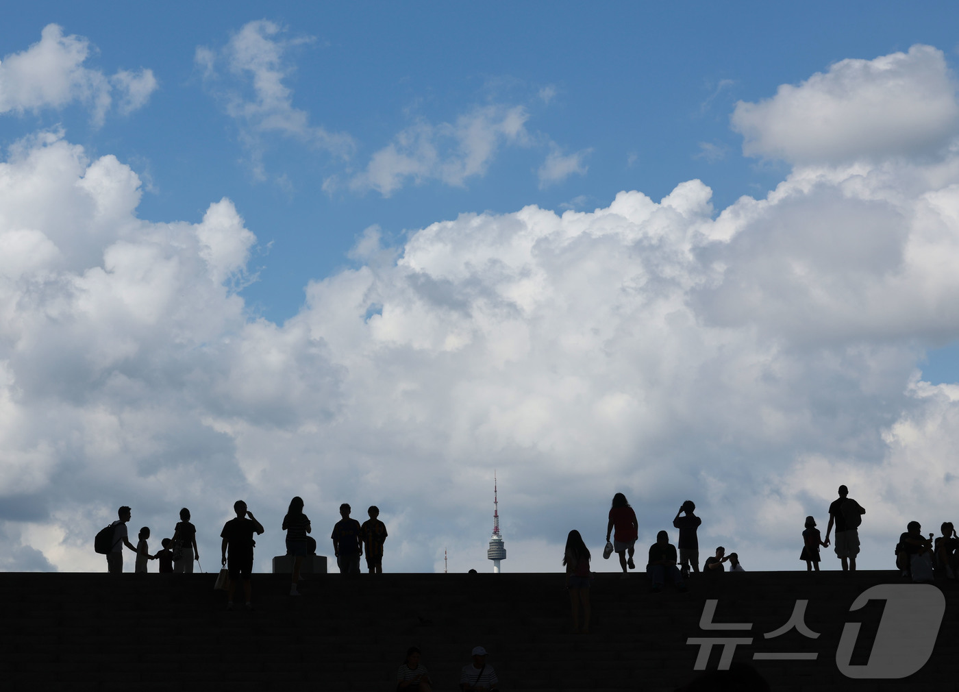 (서울=뉴스1) 이종수 기자 = 26일 서울 용산구 국립중앙박물관에서 바라본 서울 하늘이 수일간 이어진 장마가 그친 뒤 파랗게 개어 있다. 2026.7.26/뉴스1
