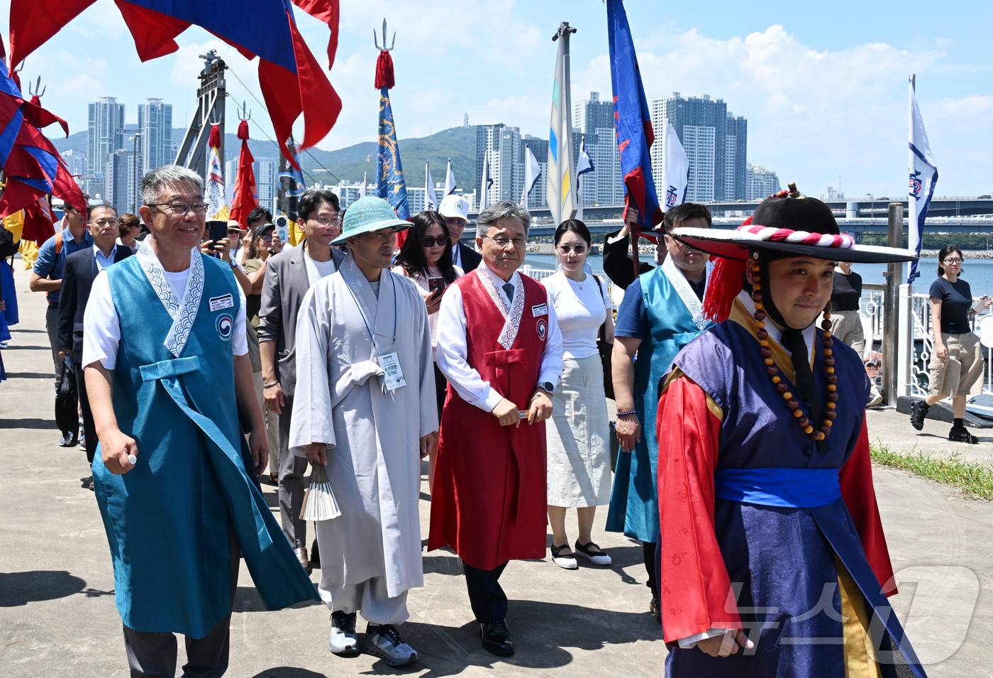 (서울=뉴스1) = 허민 국가유산청장(가운데)이 26일 오후 부산 남구 소재 용호만에서 제48차 유네스코 세계유산위원회 개최를 기념해 열린 조선통신사선 입항식에 참석해 관계자들과 …