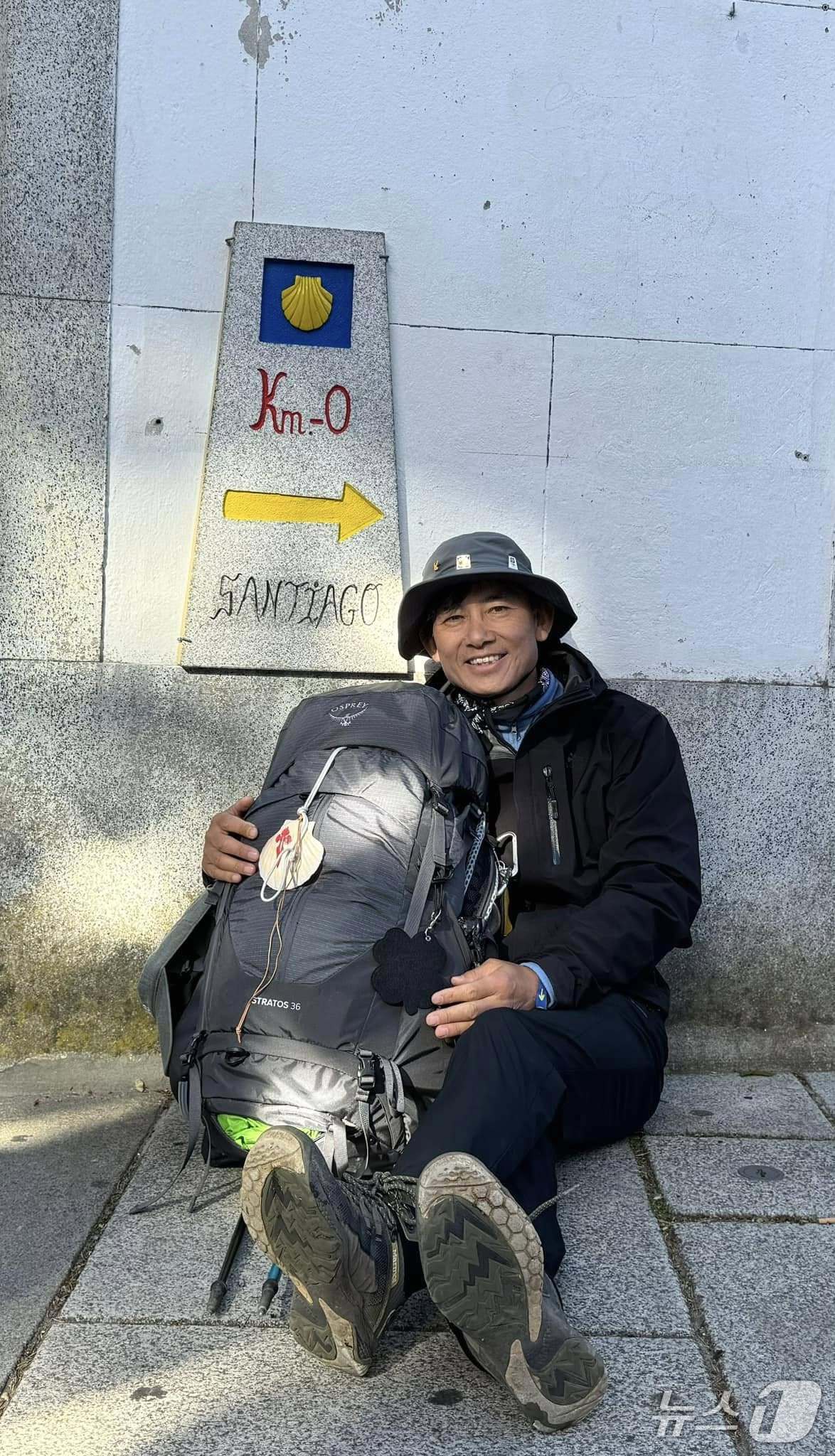 본문 이미지 - 최현덕 남양주시장이 피레네 산맥을 넘어 스페인 산티아고 순례길을 걸을 당시 모습. (사진 최현덕 시장 SNS)