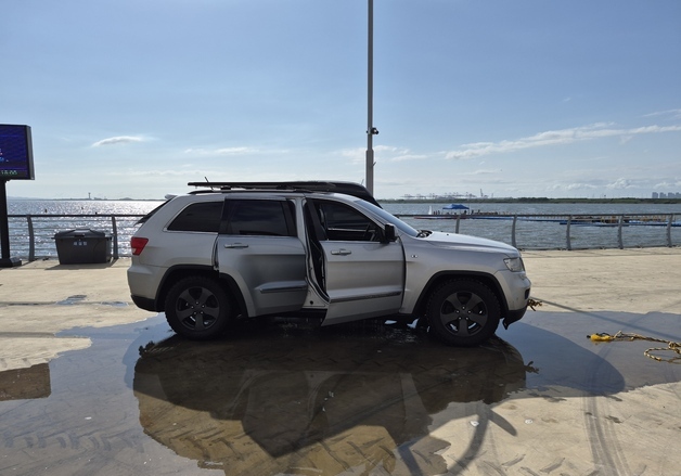 시흥 거북섬 해상에 SUV 빠져…40대 남성 운전자 구조