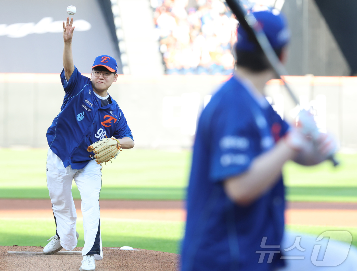 (대전=뉴스1) 김기남 기자 = 26일 대전 한화생명볼파크에서 열린 2026 신한 SOL KBO리그 LG 트윈스와 한화 이글스의 경기에서 리그 오브 레전드 프로게이머 구마유시 이민 …