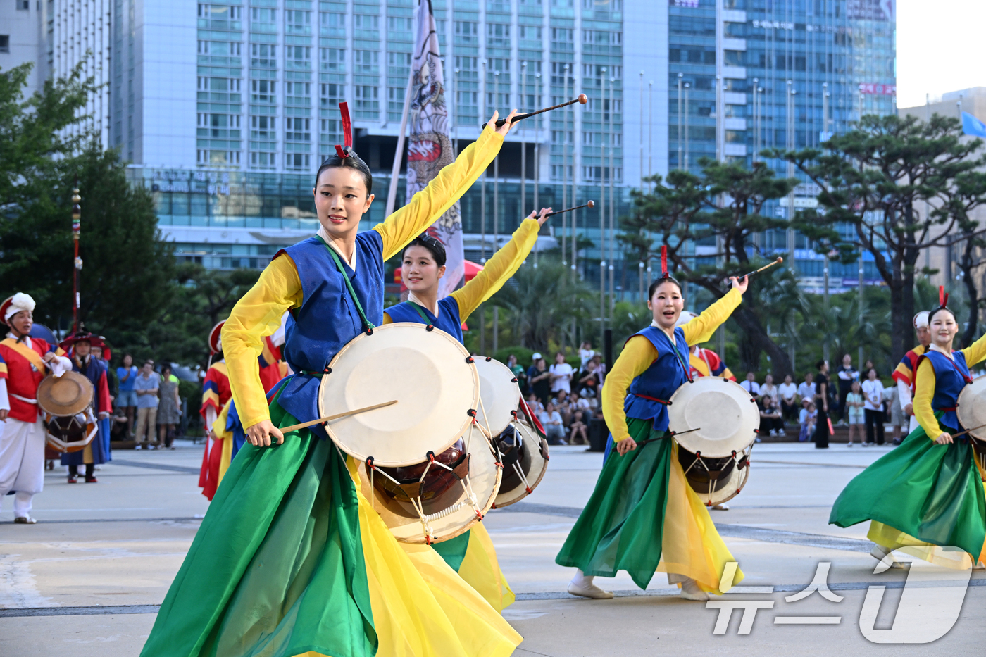 (서울=뉴스1) = 26일 오후 부산 벡스코 야외광장에서 제48차 유네스코 세계유산위원회 개최를 기념해 전통예술 공연단과 시민 참여단이 함께 조선통신사의 평화와 교류의 의미를 선보 …