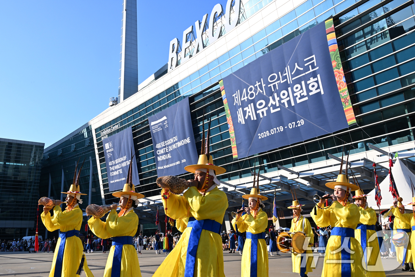 (서울=뉴스1) = 26일 오후 부산 벡스코 야외광장에서 제48차 유네스코 세계유산위원회 개최를 기념해 전통예술 공연단과 시민 참여단이 함께 조선통신사의 평화와 교류의 의미를 선보 …