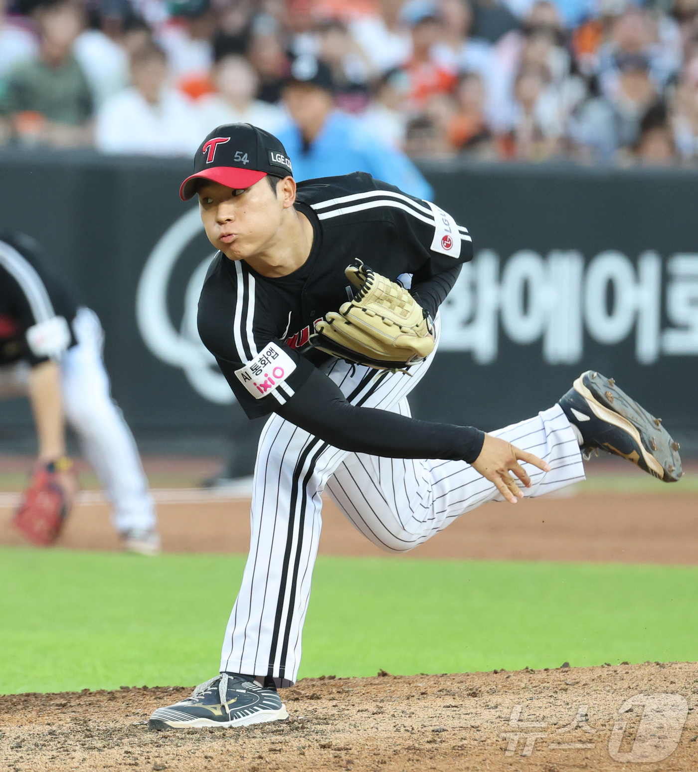 (대전=뉴스1) 김기남 기자 = 26일 대전 한화생명볼파크에서 열린 2026 신한 SOL KBO리그 LG 트윈스와 한화 이글스의 경기에서 LG  우강훈이 투구하고 있다. 2026. …