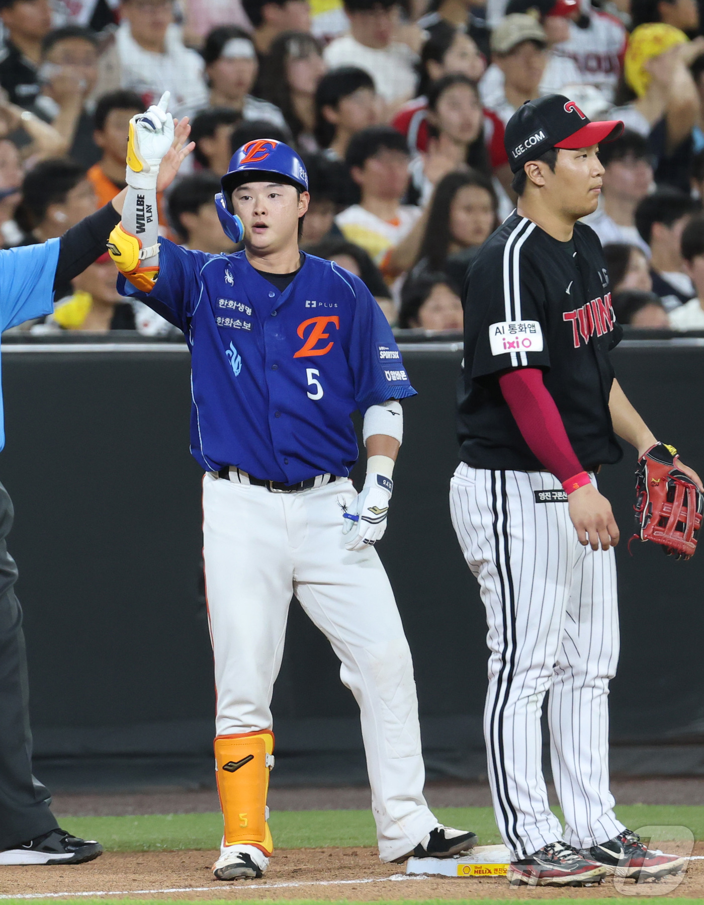 (대전=뉴스1) 김기남 기자 = 26일 대전 한화생명볼파크에서 열린 2026 신한 SOL KBO리그 LG 트윈스와 한화 이글스의 경기에서 6횐말 한화 이도윤이 3루타를 치고 있다. …