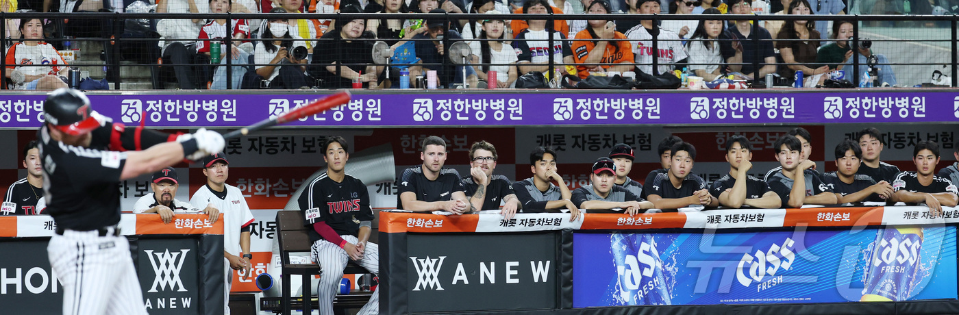 (대전=뉴스1) 김기남 기자 = 26일 대전 한화생명볼파크에서 열린 2026 신한 SOL KBO리그 LG 트윈스와 한화 이글스의 경기에서 7회초 LG 선수들이 오스틴의 타격을 지켜 …