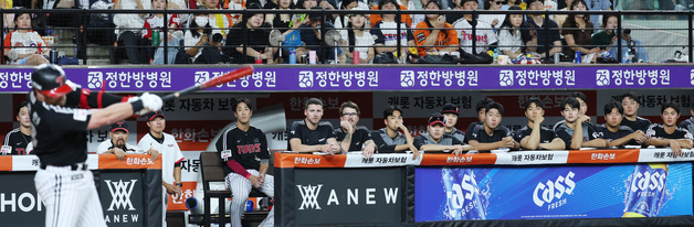 승리를 기원하는 LG 더그아웃