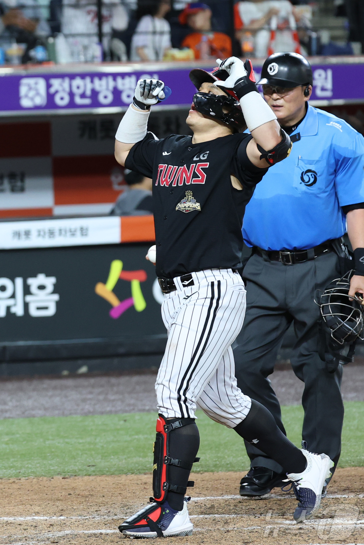 (대전=뉴스1) 김기남 기자 = 26일 대전 한화생명볼파크에서 열린 2026 신한 SOL KBO리그 LG 트윈스와 한화 이글스의 경기에서 8회초 LG 박동원이 동점 2점 홈런을 치 …
