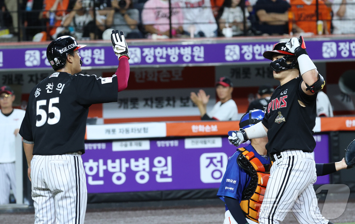 (대전=뉴스1) 김기남 기자 = 26일 대전 한화생명볼파크에서 열린 2026 신한 SOL KBO리그 LG 트윈스와 한화 이글스의 경기에서 8회초 LG 박동원이 동점 2점 홈런을 치 …