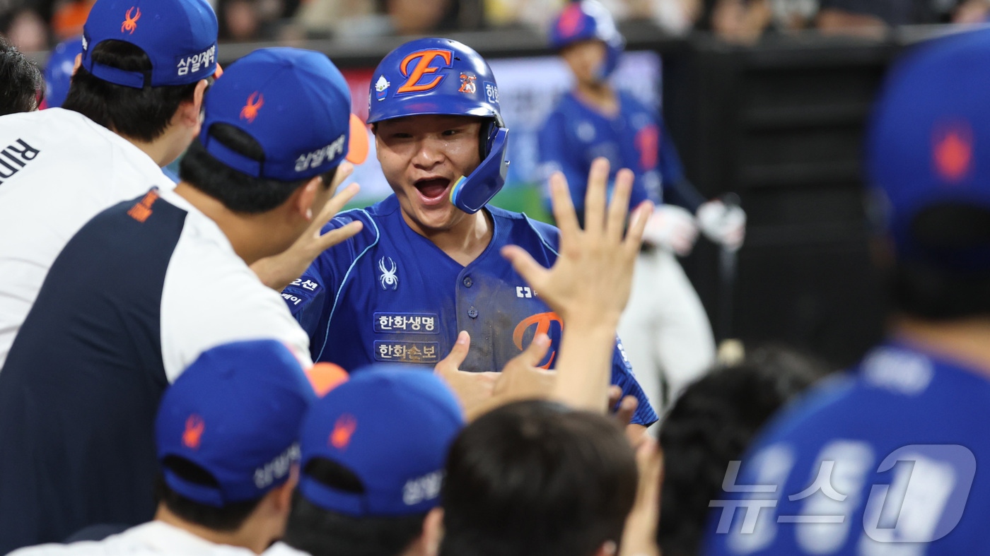 (대전=뉴스1) 김기남 기자 = 26일 대전 한화생명볼파크에서 열린 2026 신한 SOL KBO리그 LG 트윈스와 한화 이글스의 경기에서 8회말 한화 김태연이 심우준 내야땅볼에 홈 …