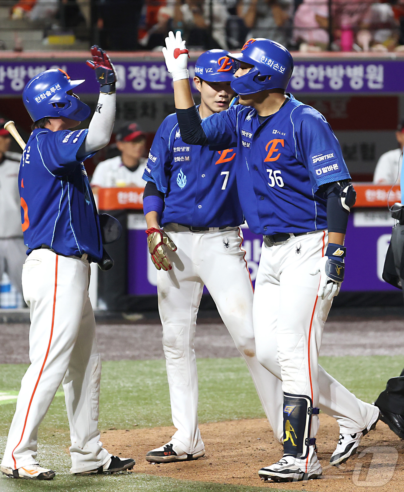 (대전=뉴스1) 김기남 기자 = 26일 대전 한화생명볼파크에서 열린 2026 신한 SOL KBO리그 LG 트윈스와 한화 이글스의 경기에서 8회말 한화 한지윤이 3점 홈런을 치며 홈 …