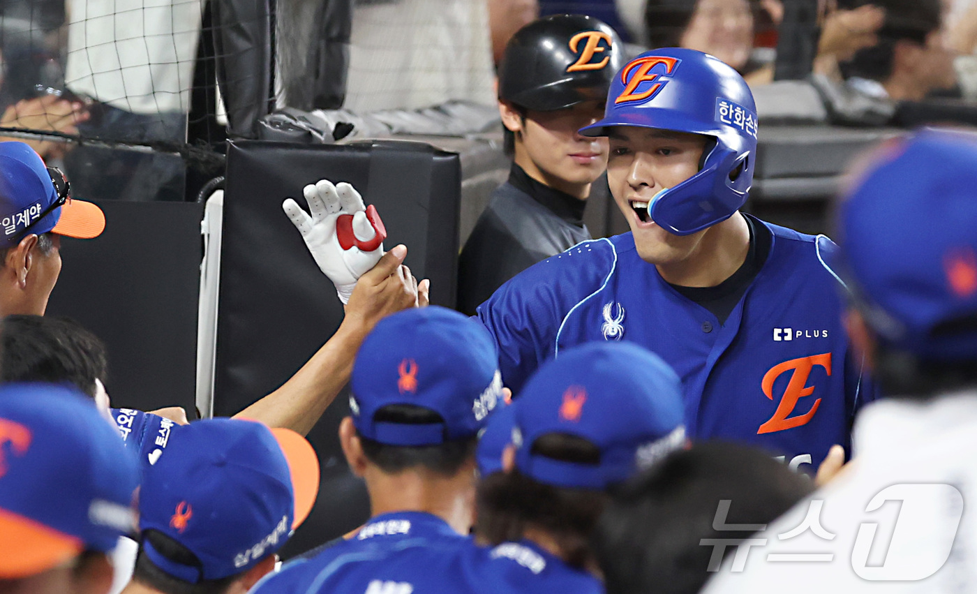 (대전=뉴스1) 김기남 기자 = 26일 대전 한화생명볼파크에서 열린 2026 신한 SOL KBO리그 LG 트윈스와 한화 이글스의 경기에서 8회말 한화 한지윤이 3점 홈런을 치며고 …