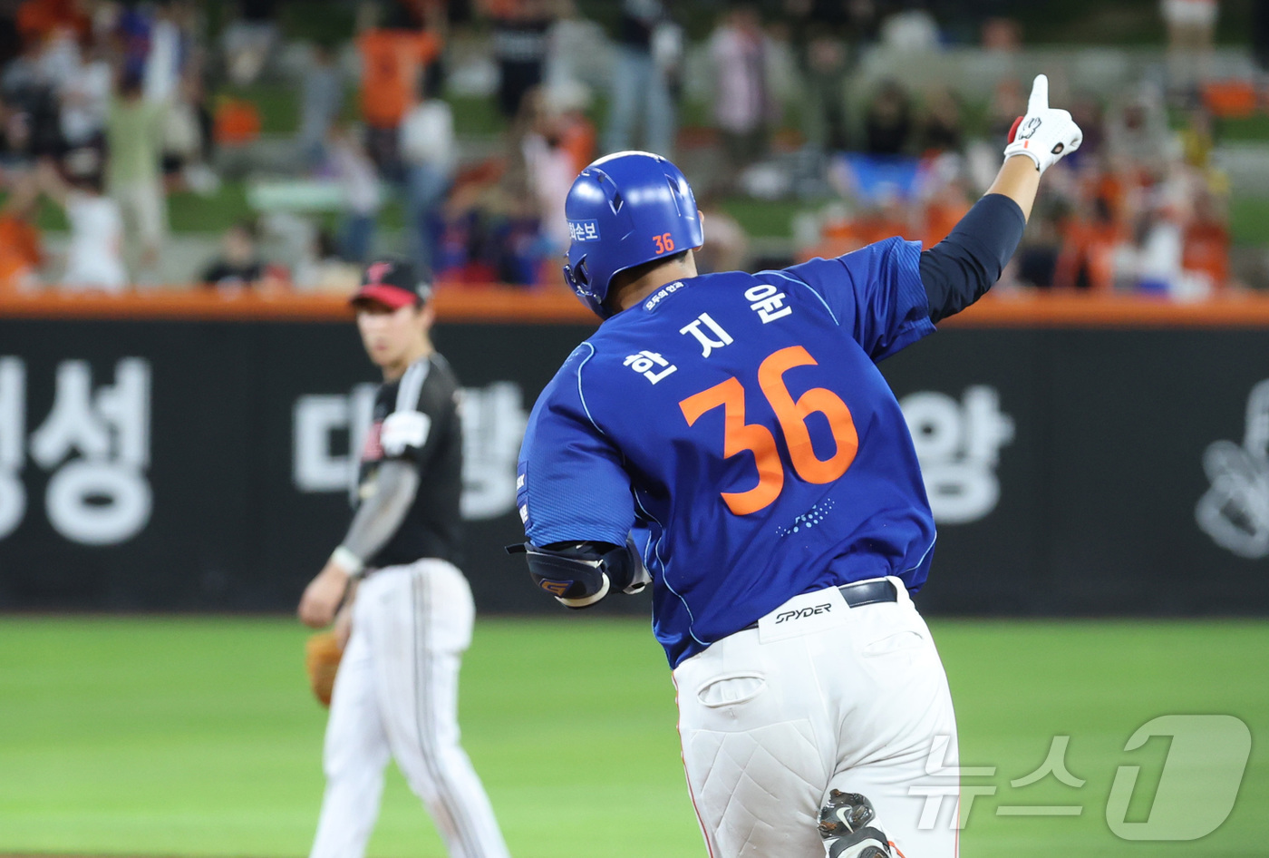 (대전=뉴스1) 김기남 기자 = 26일 대전 한화생명볼파크에서 열린 2026 신한 SOL KBO리그 LG 트윈스와 한화 이글스의 경기에서 8회말 한화 한지윤이 3점 홈런을 치며 경 …