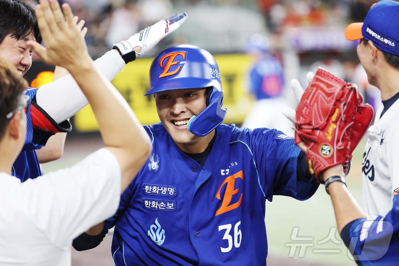 (대전=뉴스1) 김기남 기자 = 26일 대전 한화생명볼파크에서 열린 2026 신한 SOL KBO리그 LG 트윈스와 한화 이글스의 경기에서 8회말 한화 한지윤이 3점 홈런을 치며고 …