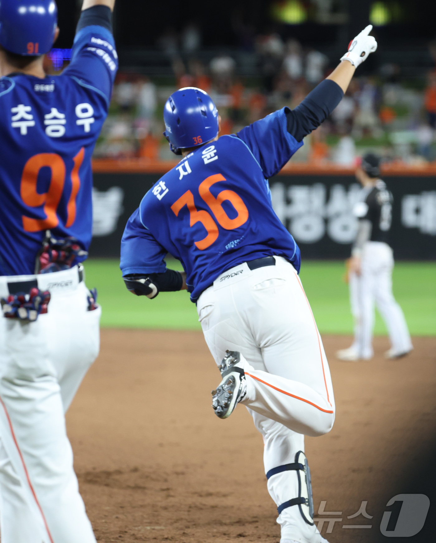 (대전=뉴스1) 김기남 기자 = 26일 대전 한화생명볼파크에서 열린 2026 신한 SOL KBO리그 LG 트윈스와 한화 이글스의 경기에서 8회말 한화 한지윤이 3점 홈런을 치며 경 …