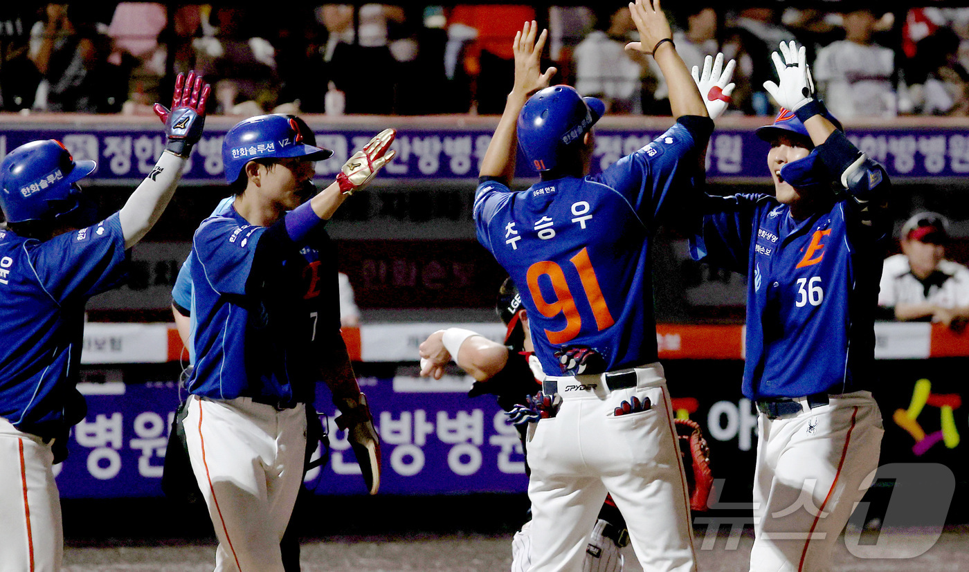 (대전=뉴스1) 김기남 기자 = 26일 대전 한화생명볼파크에서 열린 2026 신한 SOL KBO리그 LG 트윈스와 한화 이글스의 경기에서 8회말 한화 한지윤이 3점 홈런을 치며 홈 …