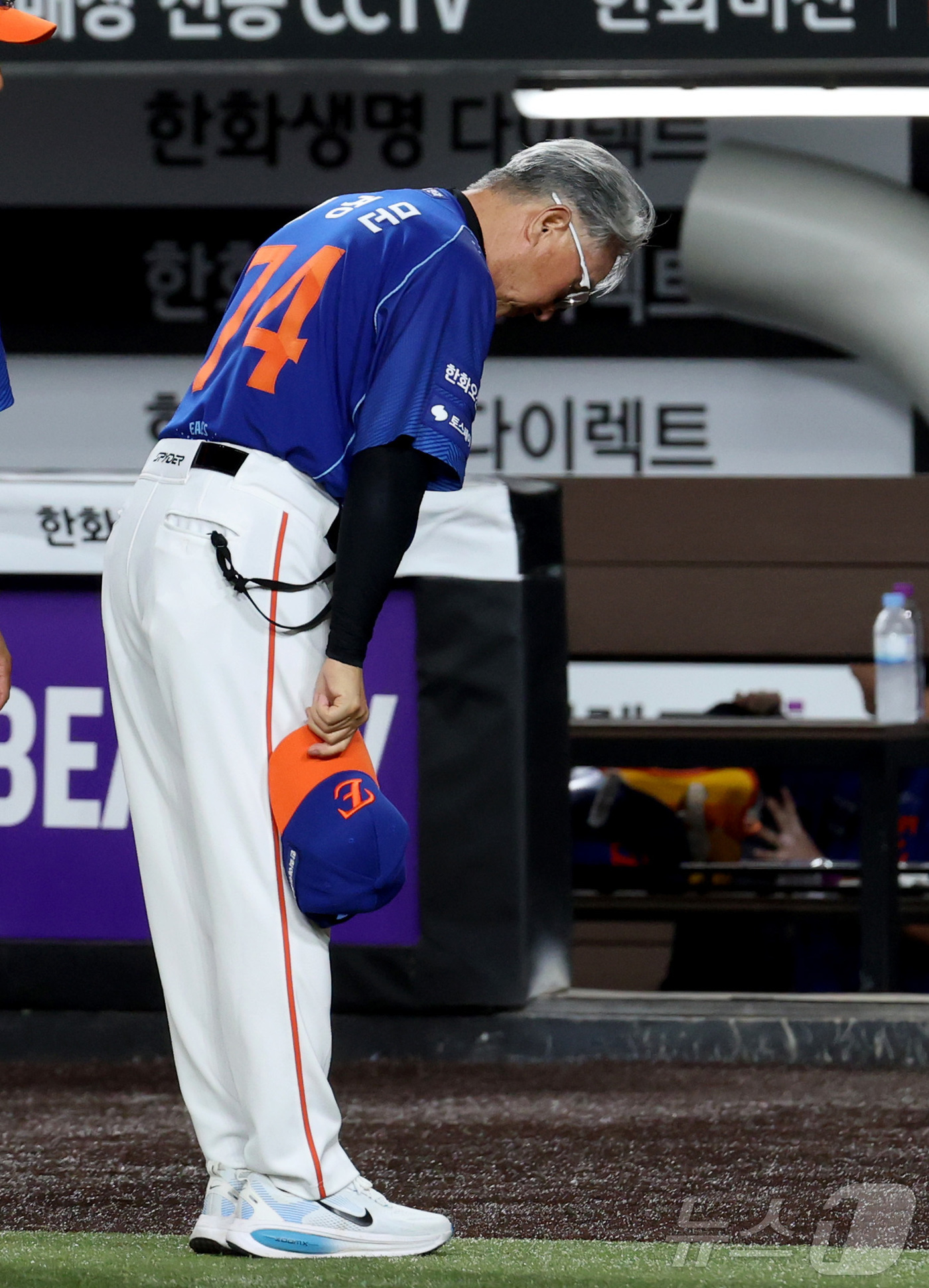 (대전=뉴스1) 김기남 기자 = 26일 대전 한화생명볼파크에서 열린 2026 신한 SOL KBO리그 LG 트윈스와 한화 이글스의 경기에서 한화가 승리하며 김경문 간독이 인사하고 있 …
